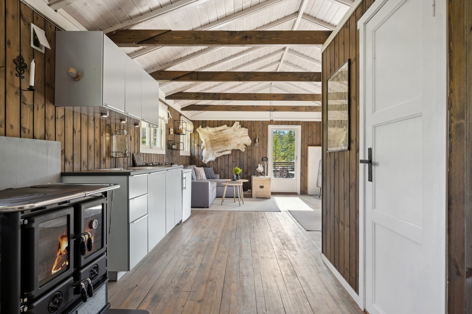 Enkel kjøkkeninnredning, ny i 2017 med slette fronter, laminat benkeplate og kjøkkenkum av stål. Vanndispenser følger med salget. Galleribilde