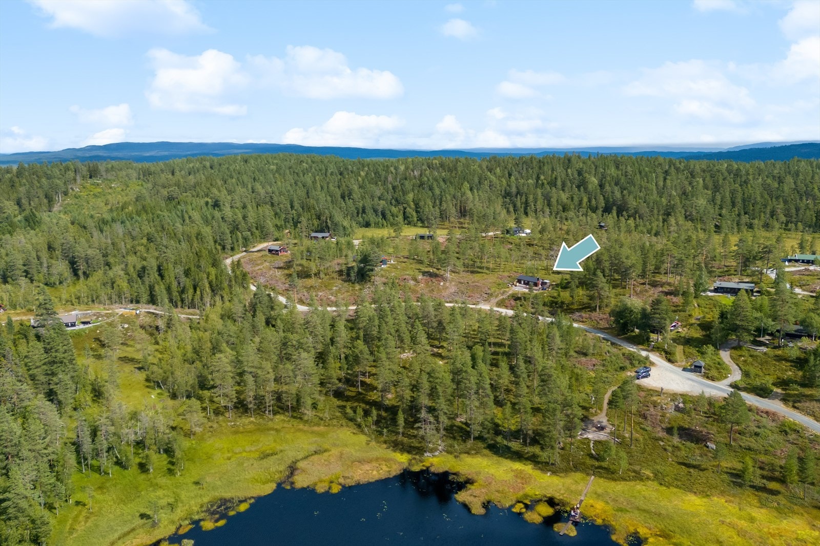 Eiendommen ligger usjenert til, ca. 420 m.o.h, i skogsterreng med flott utsikt over Hestetjenn. Galleribilde