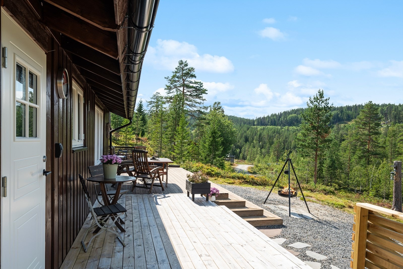 Stor velkomstterrasse med trappeadkomst ved hyttas inngangsparti. Galleribilde