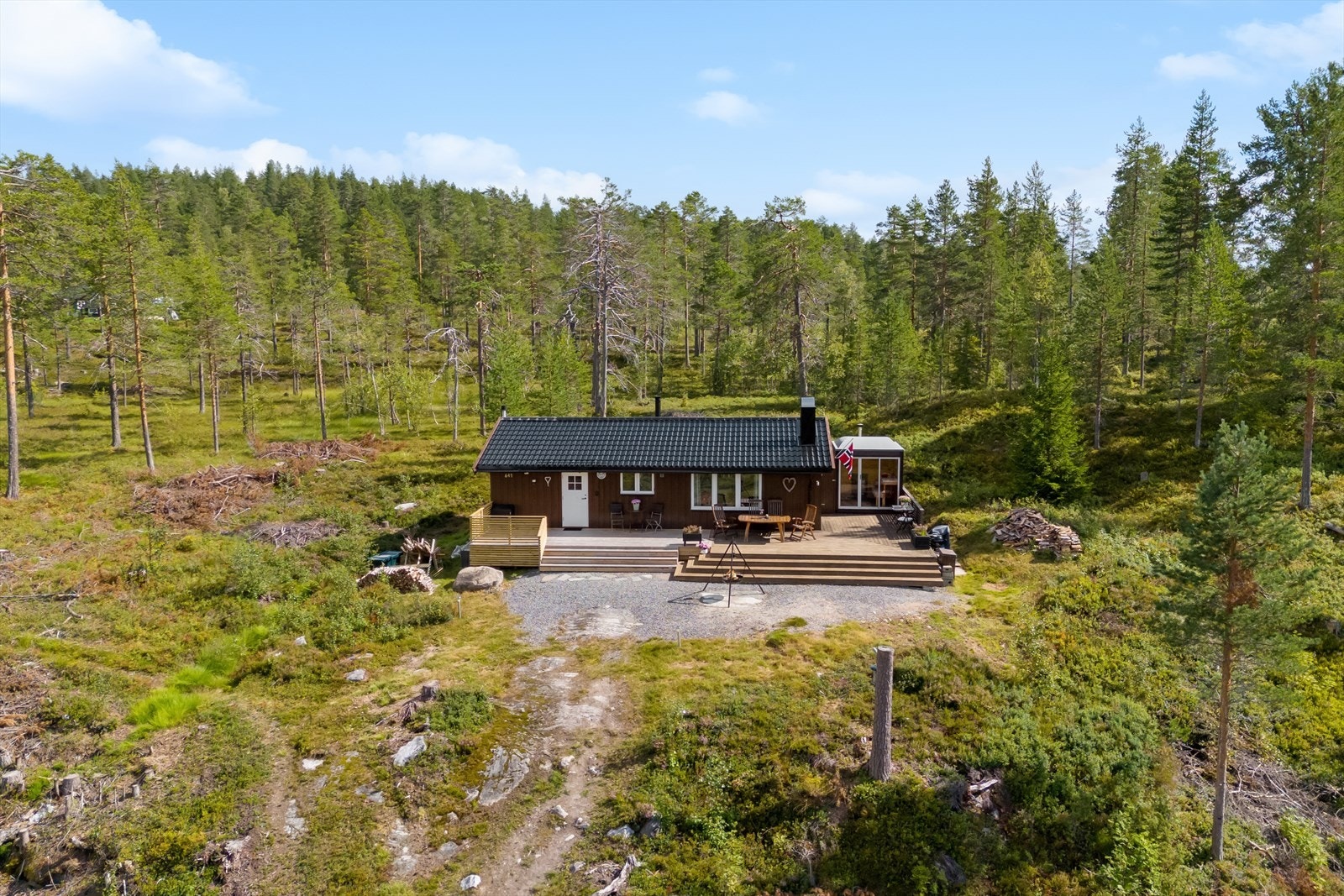 Frittliggende fritidsbolig oppført i 1974. Tilbygget og modernisert i senere år. Galleribilde