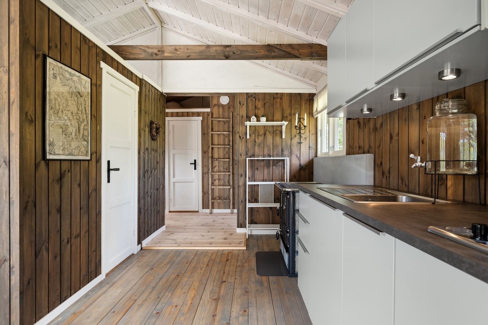 Hytta har ikke innlagt vann. Forbruksvann fraktes i kanner fra felles brønn om lag 80 meter fra hytta, opplyst av eier. Galleribilde