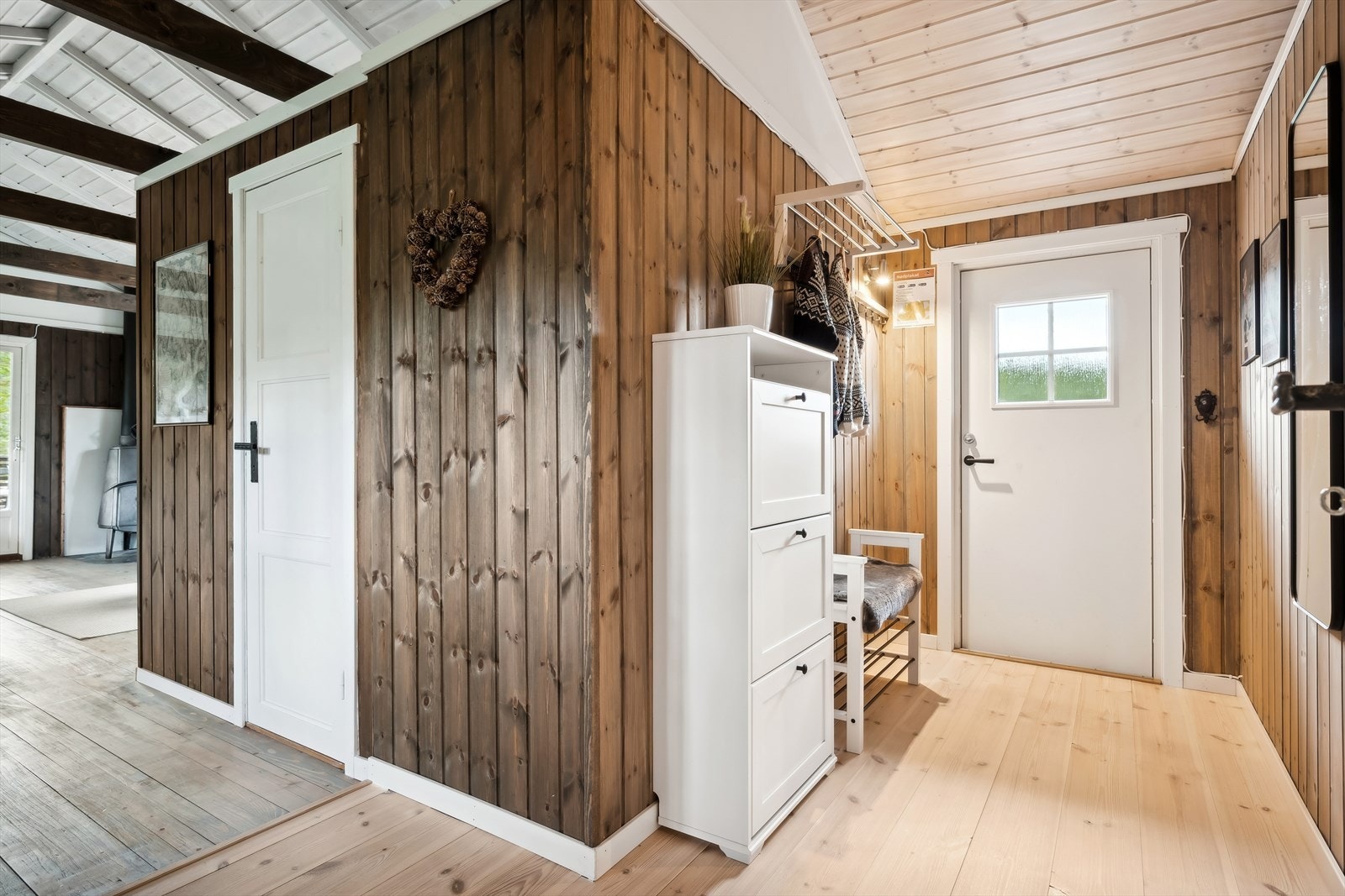 Entréen gir en fin smakebit av hytta sin standard. Tregulv og panelte overflater gir den gode, lune hyttefølelsen allerede ved ankomsten. Galleribilde