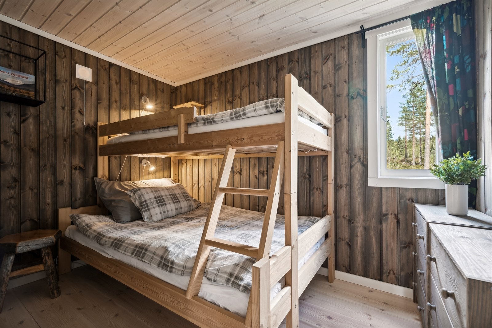 Det finnes plass for å kunne møblere med stor seng på begge rommene. Galleribilde