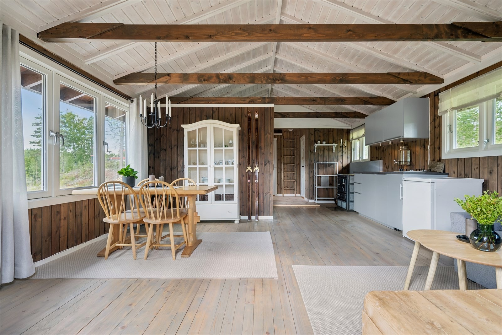 Hyttas stue og kjøkken ligger i åpen løsning. Galleribilde