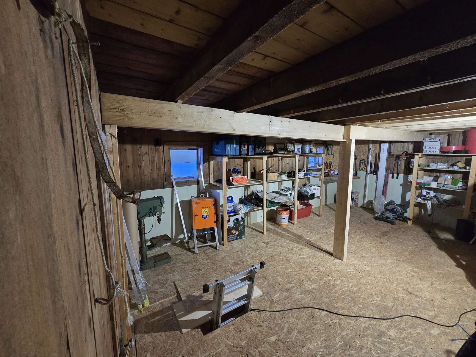 Selgers bilde - deler av 1. etasje fjøs. Galleribilde