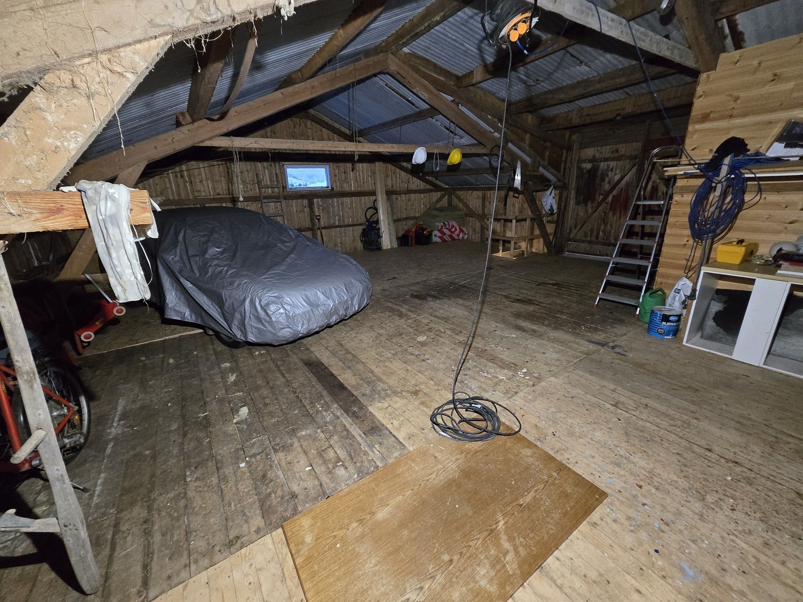 Selgers bilde - oppe på fjøsen. Galleribilde