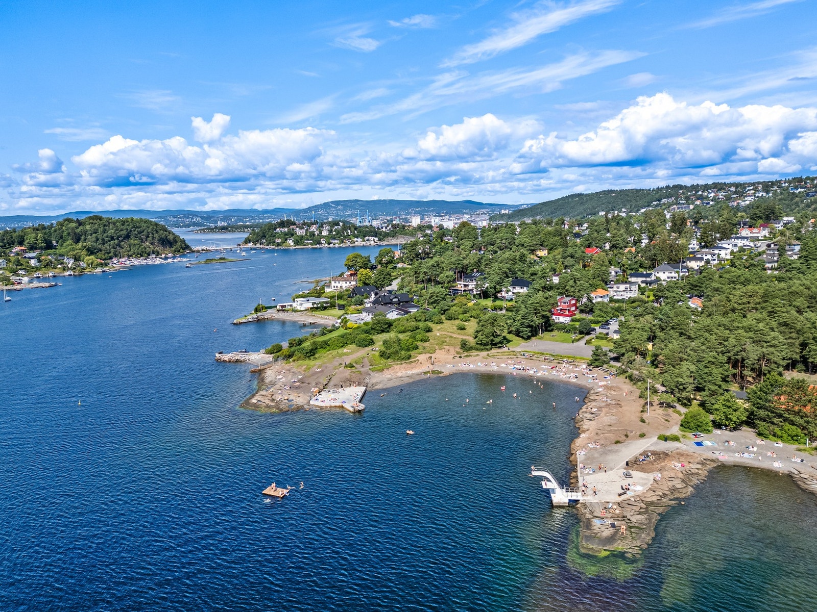 Kun 90 meter fra boligen finner du Sydstranda, en anerkjent og populær sandstrand med stupetårn, flytebrygge, benker, grillplass, fotballbane, sklie og lekeplass. Galleribilde