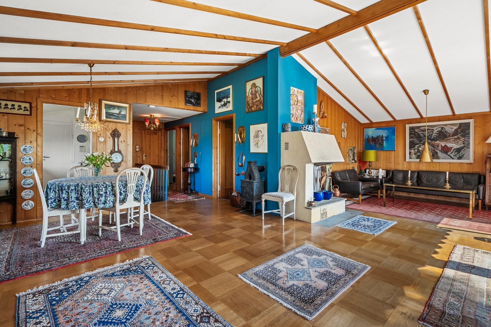 Det er satt inn en peisovn i støpejern samt et plassbygget ildsted i stuen i 1. etasje. Galleribilde