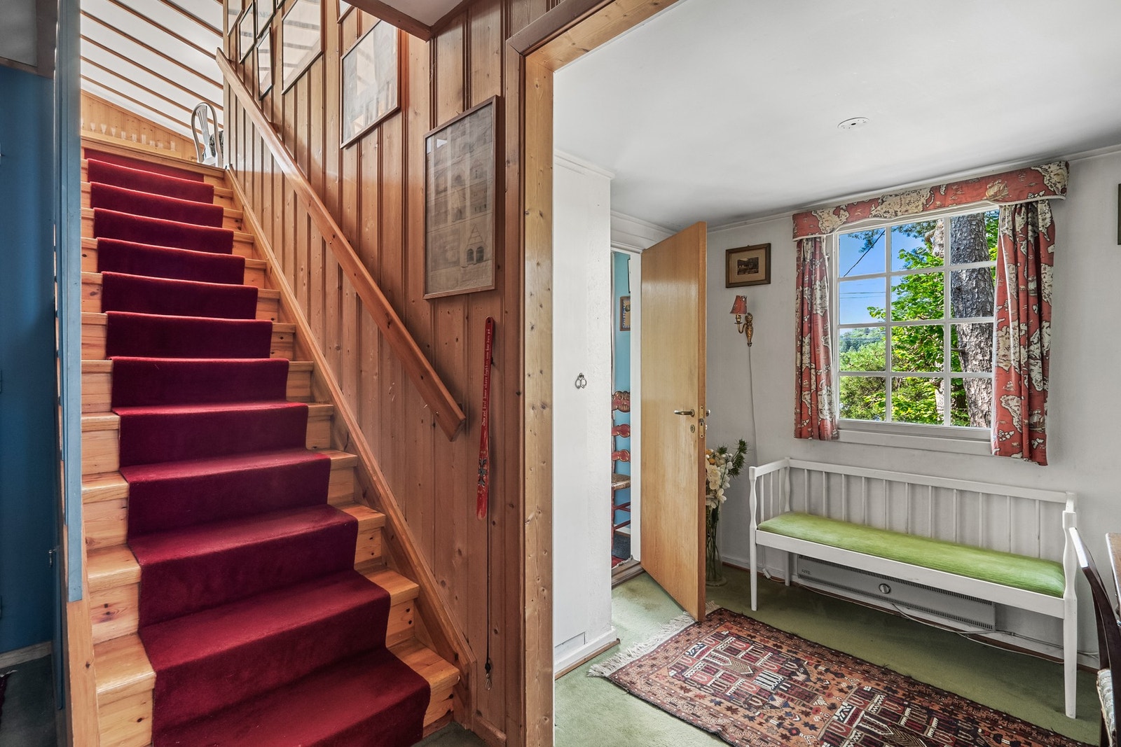 1.etasjen består av to vindfang, gang, stue, kjøkken, to soverom, bad og fire boder. Galleribilde