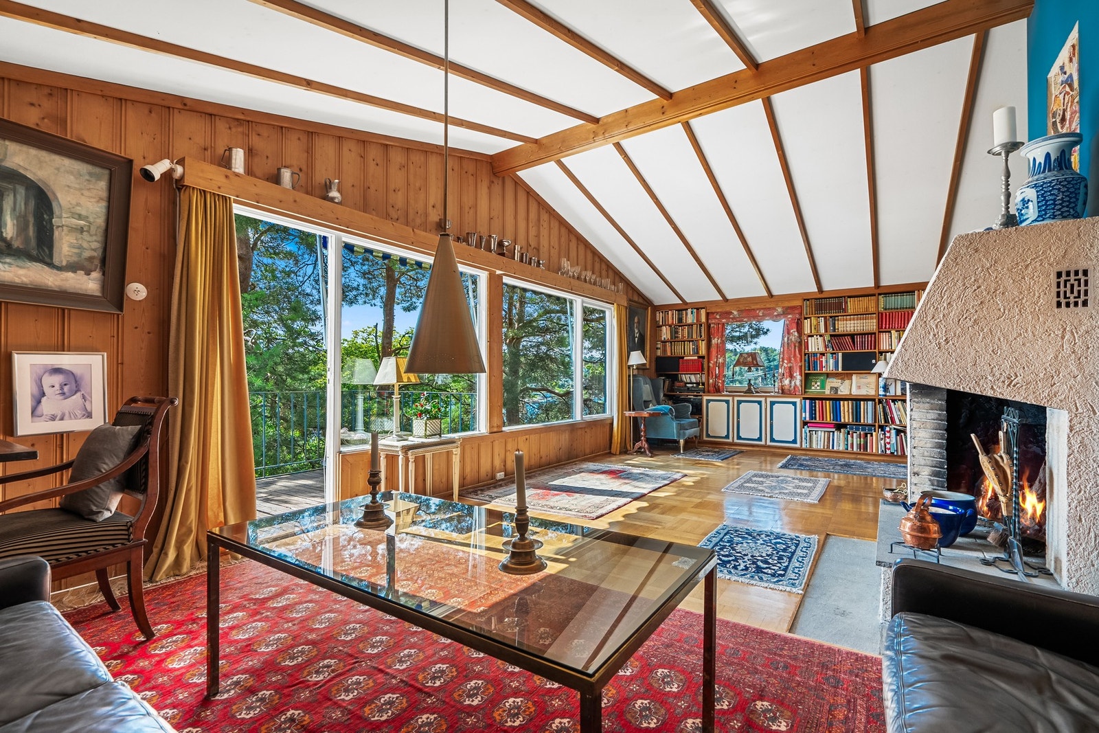 De store vindusflatene gir godt med naturlig lysinnslipp Galleribilde