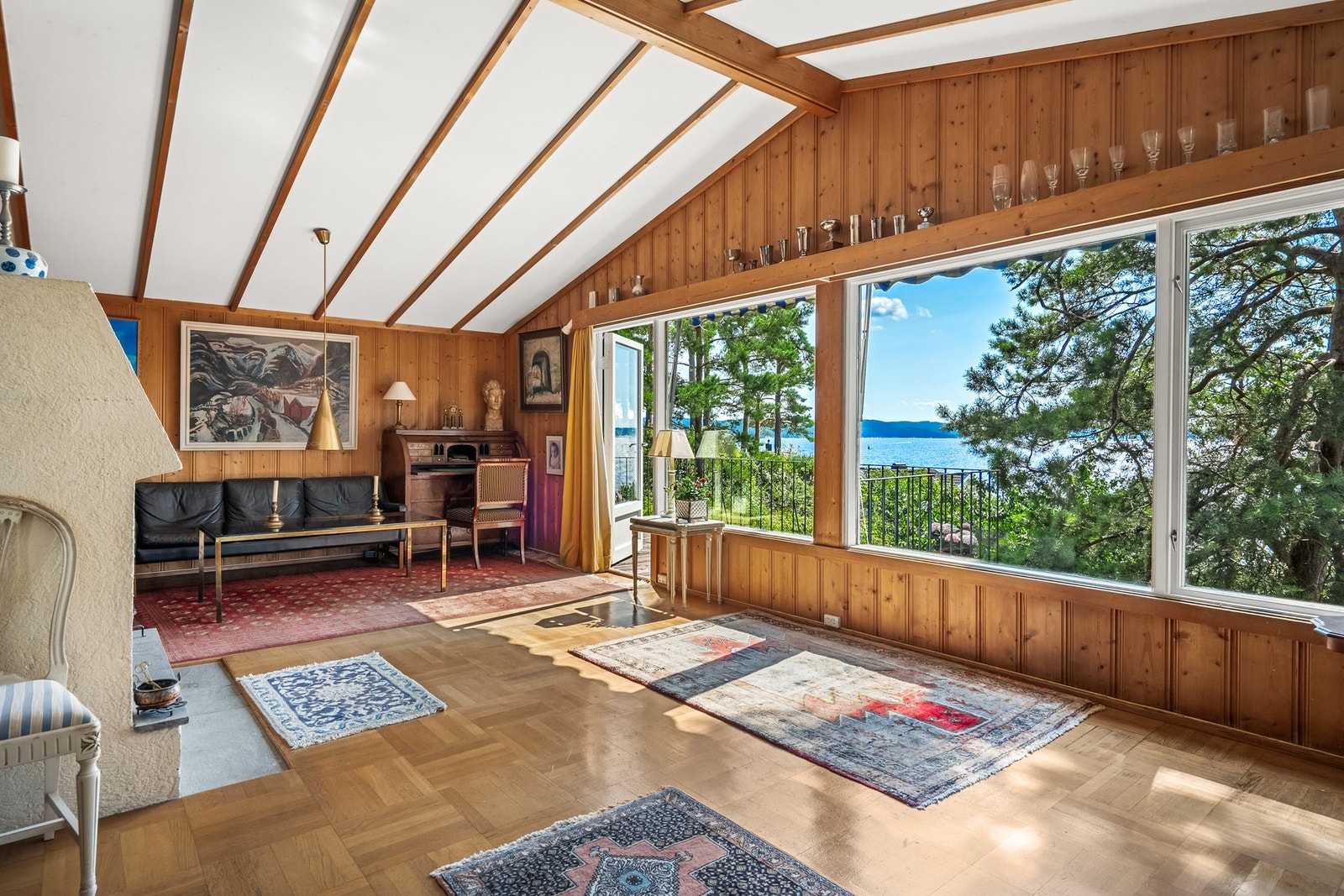 Stuen har store vindusflater som slipper inn lys og utsikt. Generøs takhøyde på ca. 2,88 m Galleribilde