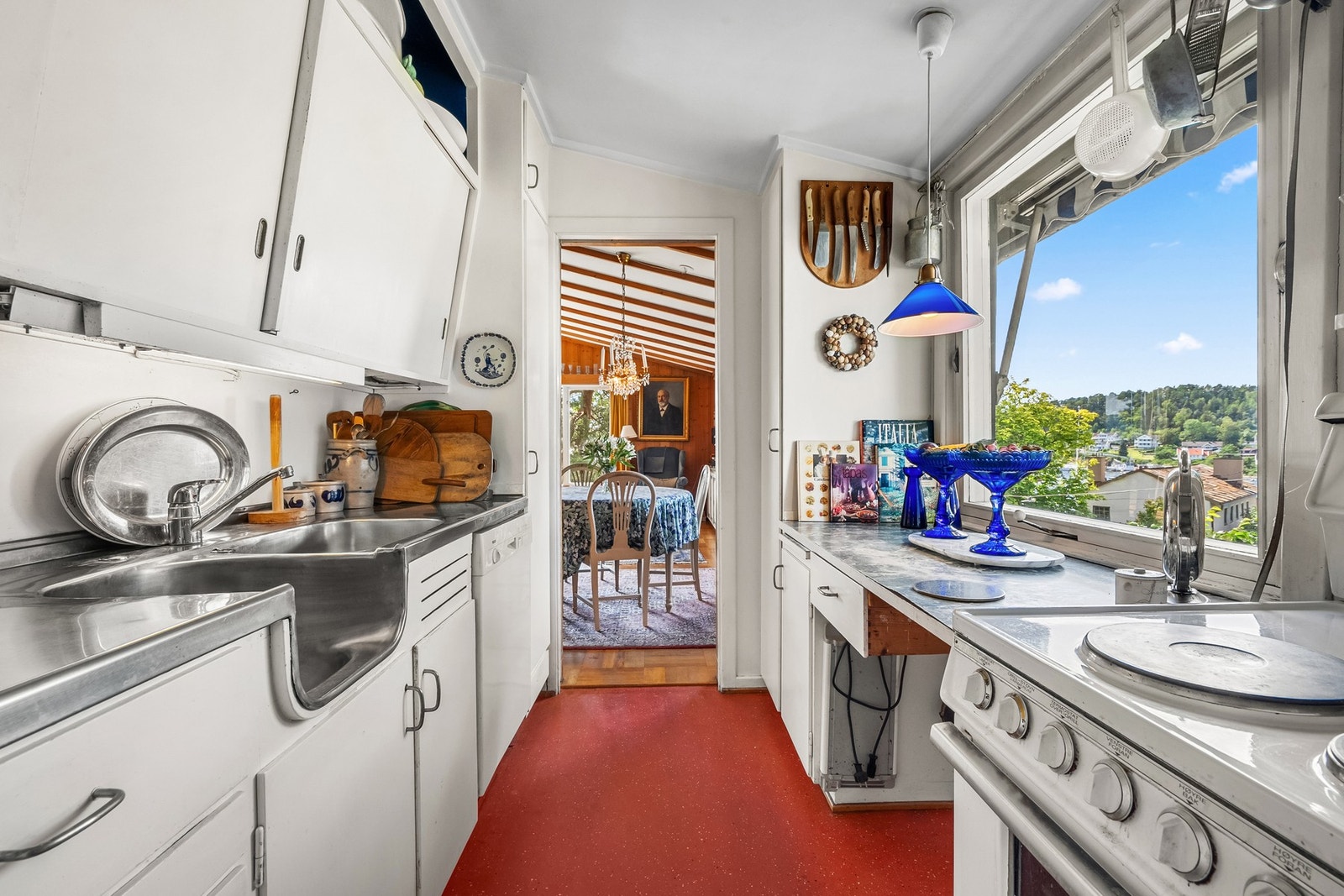 Eldre kjøkkeninnredning med behov for oppgradering. Galleribilde