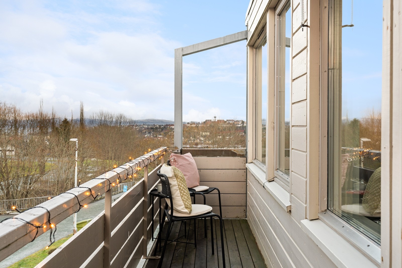 Fra den vestvendte balkongen ved inngangspartiet kan man nyte gode solforhold. Galleribilde