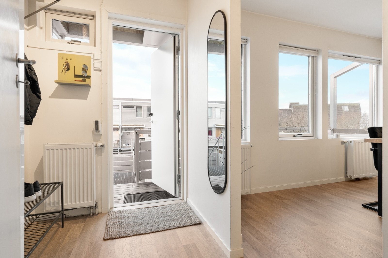 Velkommen inn! Boligens entré er målt til 3 kvm med plass til ytterjakker på knaggrekker. Galleribilde