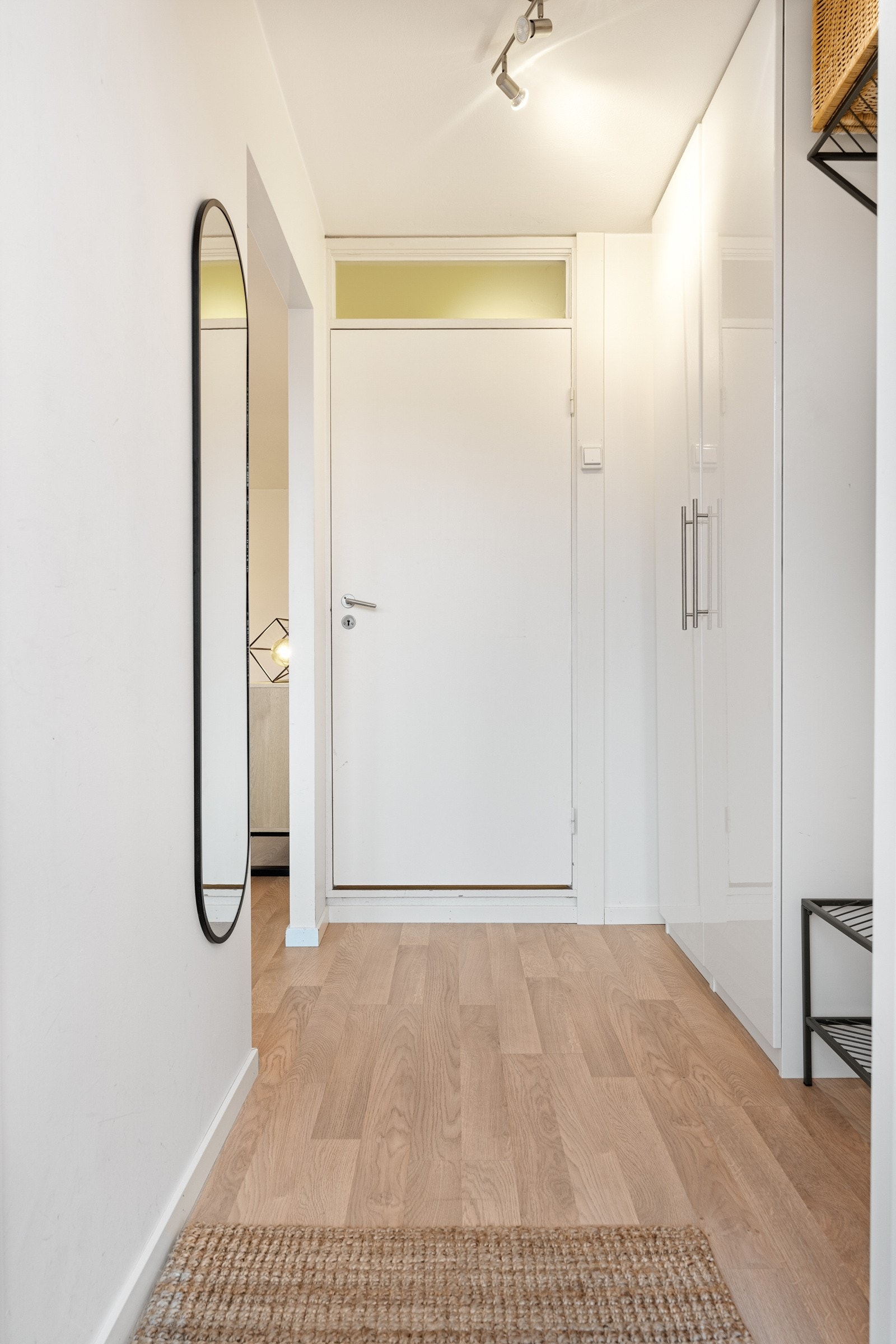 Entréen er lys og innbydende med lysskinner i tak. Galleribilde