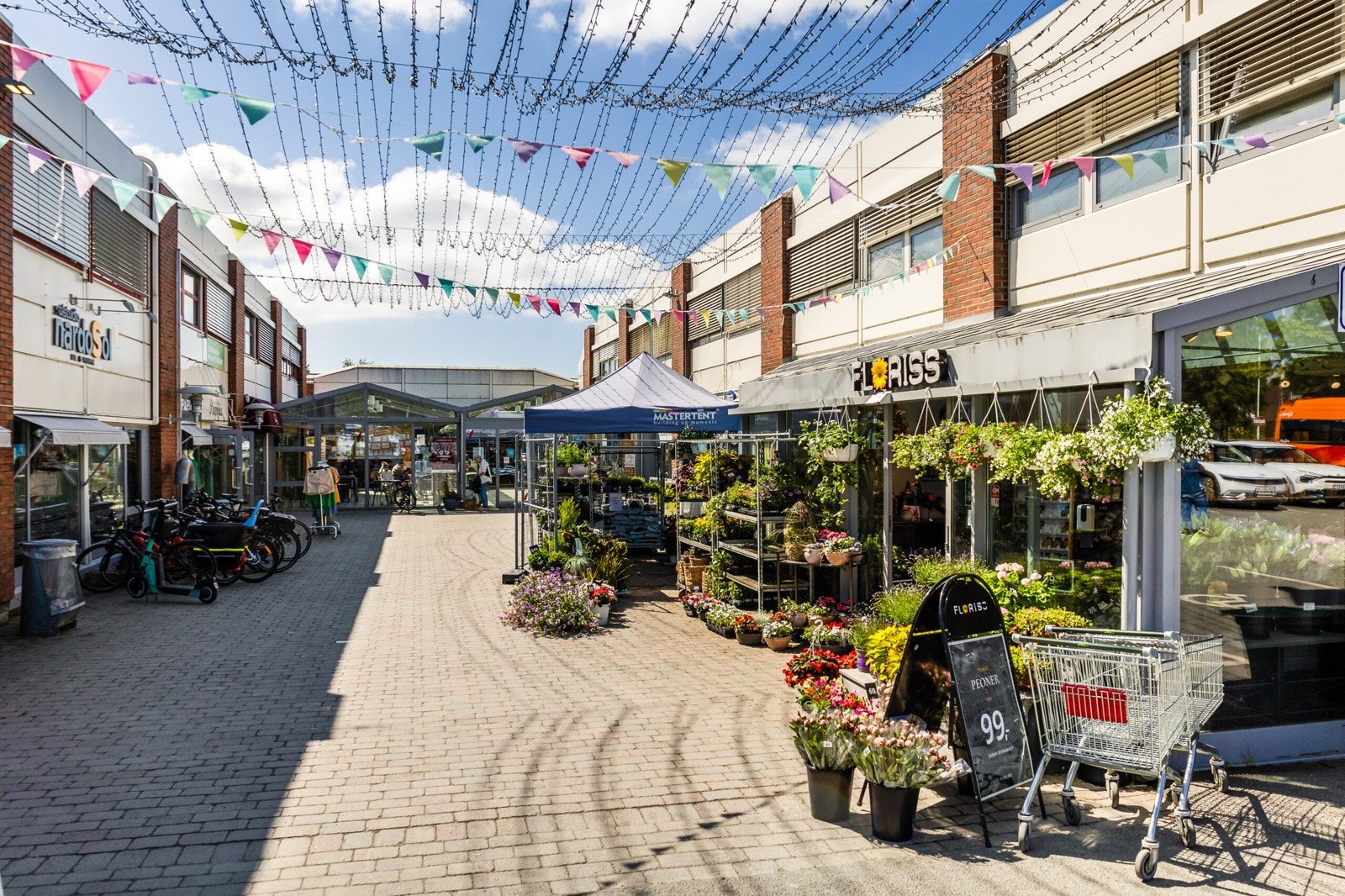 NardoCenteret ca. 8-10 minutters gange fra boligen. Her har man dagligvare, frisør, apotek, legesenter, blomsterbutikk, cafe og restaurant m.m. Galleribilde