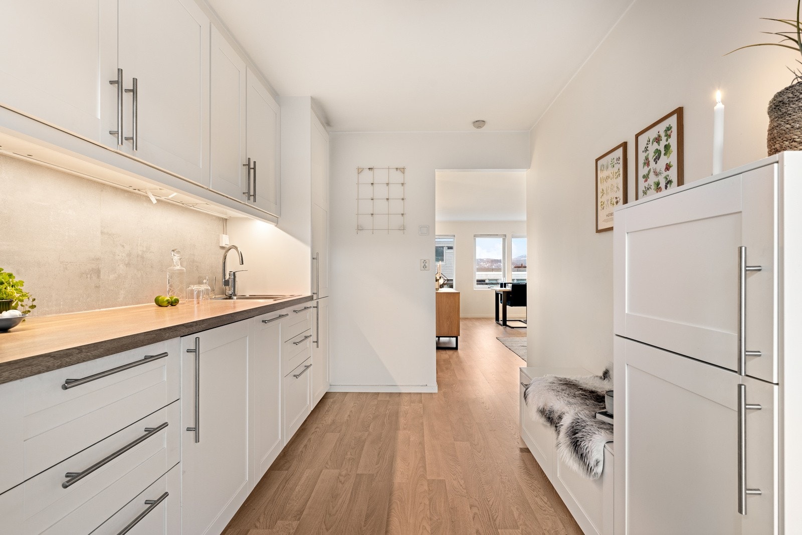 Her er det blant annet oppvaskmaskin, kombinert kjøl- og fryseskap, stekeovn og platetopp. Galleribilde