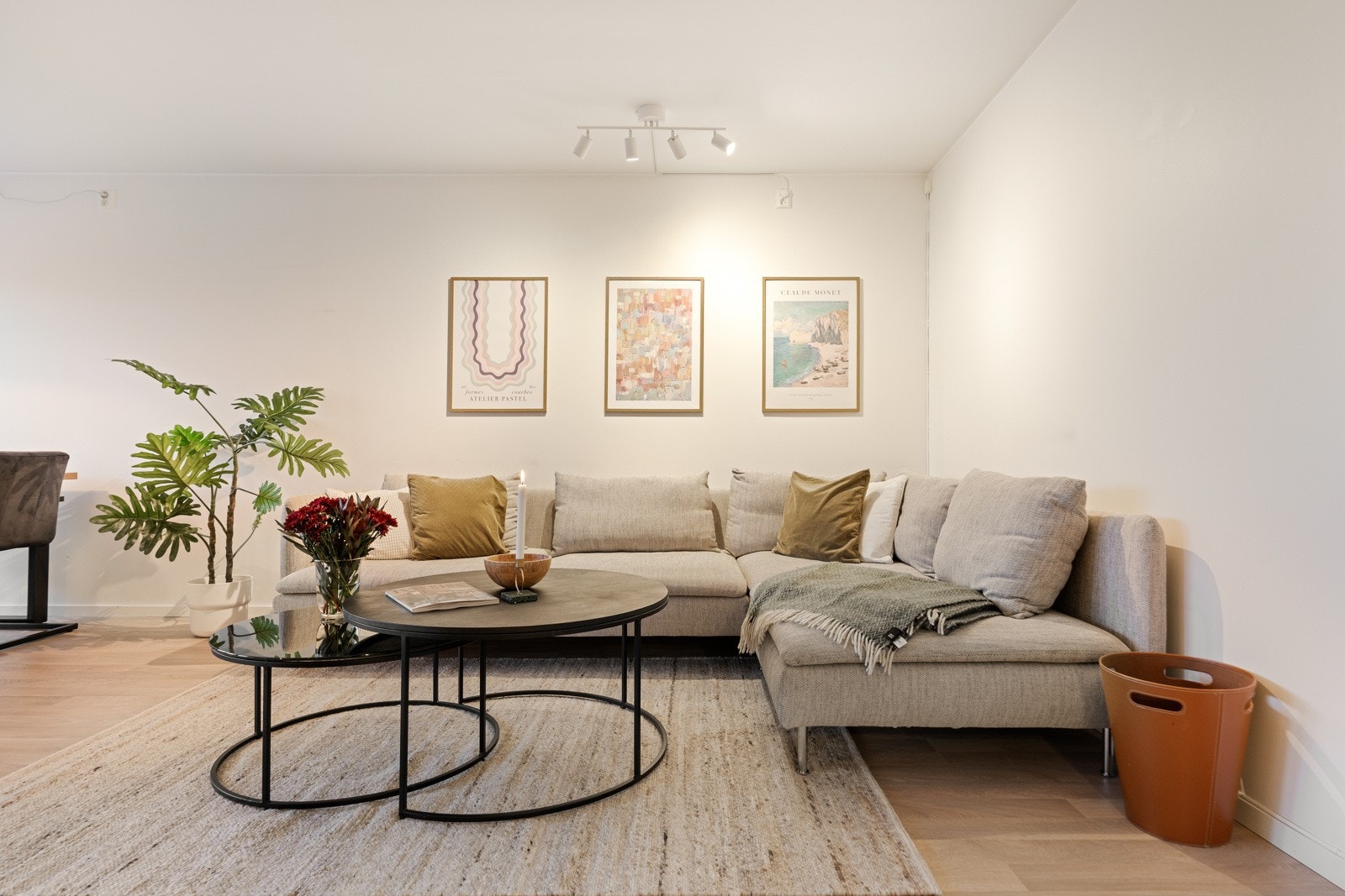 Leilighetens stue er målt til 25 kvm som gir gode møbleringsmuligheter til stor sofakrok, Tv- benk og egen spisesone. Galleribilde