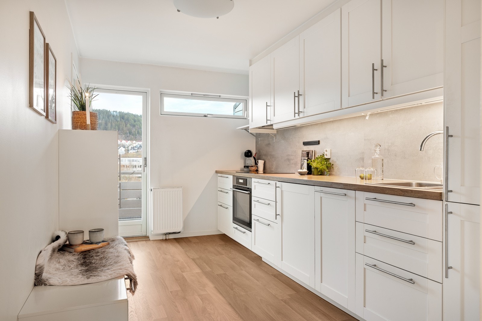 Kjøkkenet er fra 2016/2017, det er lyst og delikat og byr på god skap- og benkeplass. Galleribilde