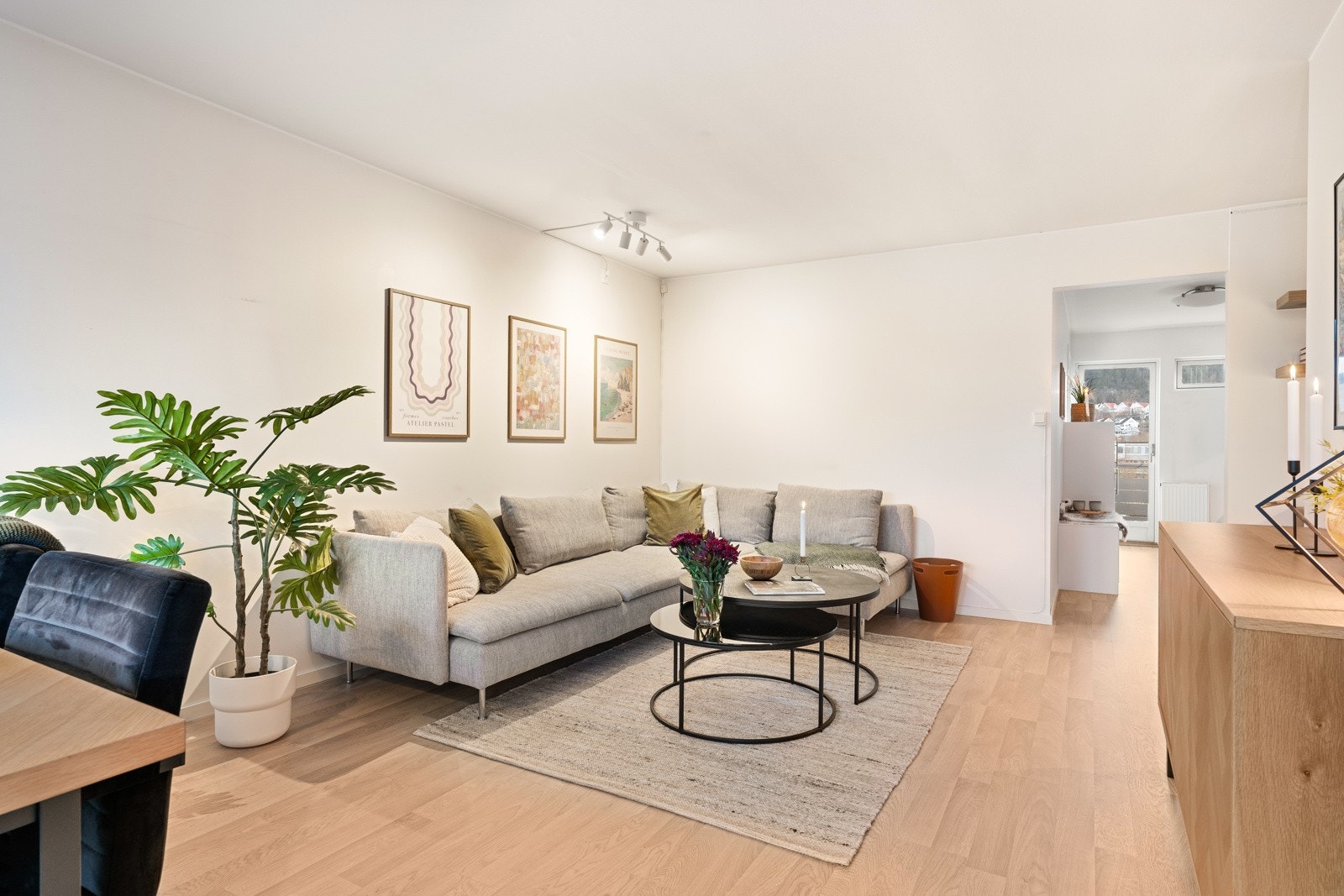 Rommet er malt i lyse og nøytrale fargetoner som skaper en avslappende atmosfære til rommet. Galleribilde