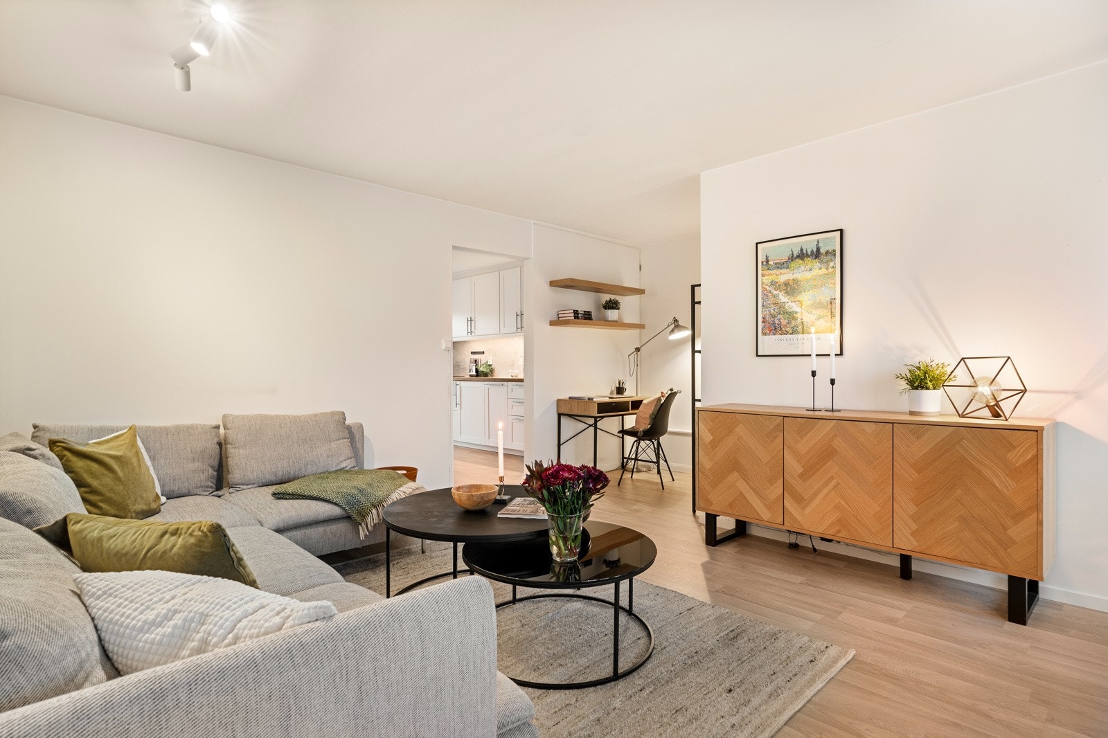 På stuen er det uttak for kabel-tv/internett som er inkludert i de månedlige felleskostnadene samt radiatorer som gir en god og jevn varme gjennom hele året. Galleribilde