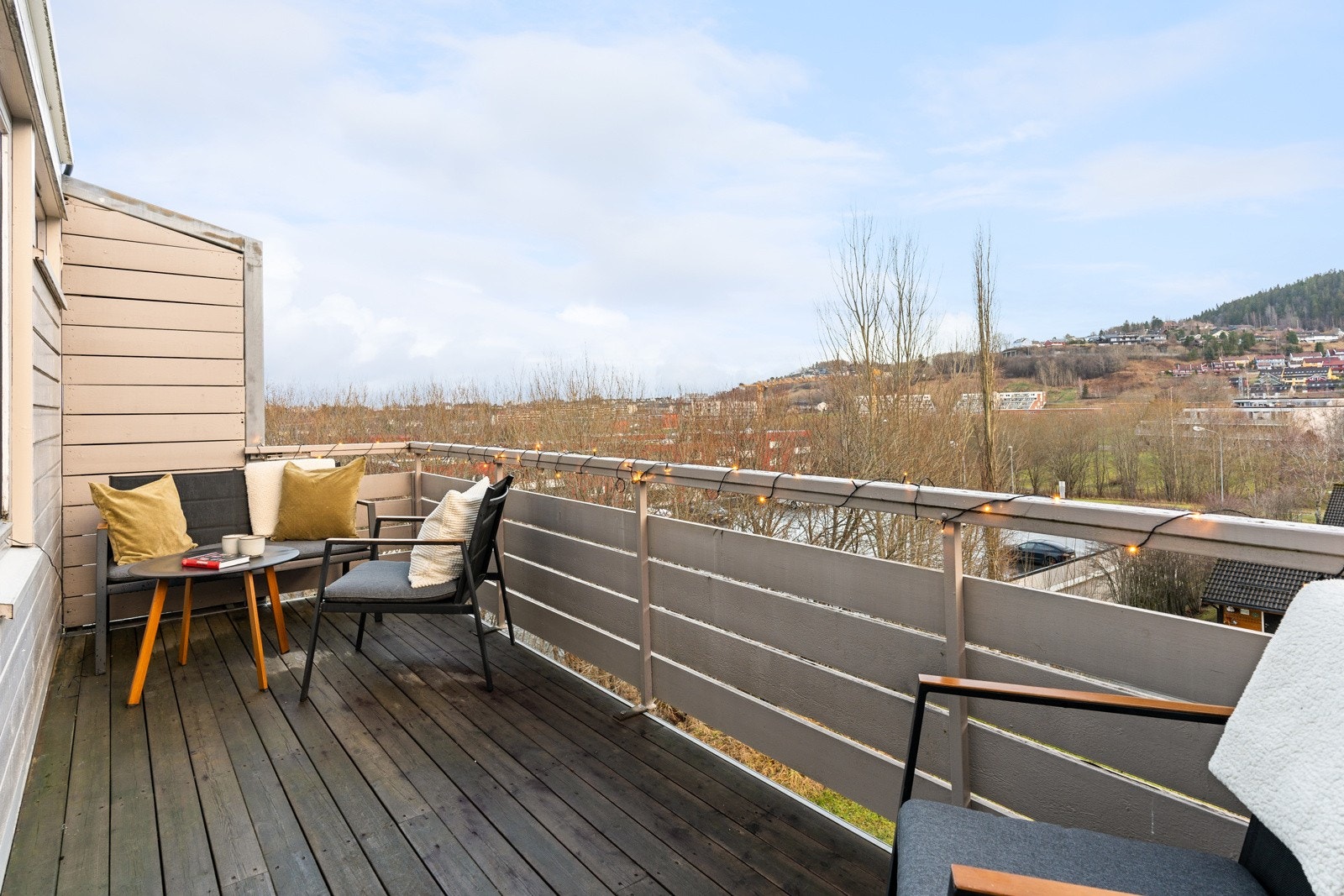 Fra kjøkkenet er det direkte utgang til den romslige balkongen hvor morgenkaffen og lunsjen kan nytes i solveggen. Galleribilde