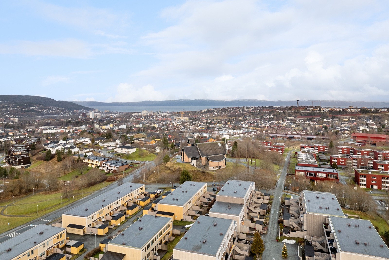 Det er romslige grøntarealer rundt boligene, internveier for beboerne og lekeapparater for de minste. Galleribilde