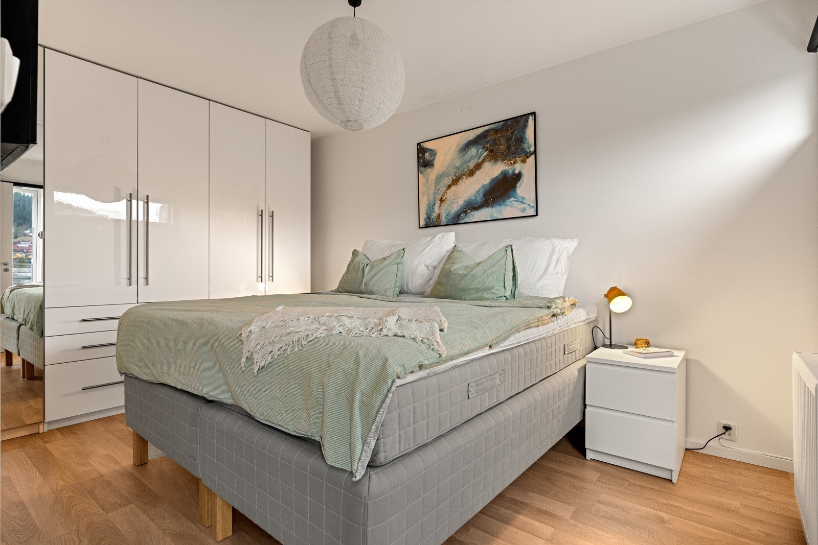 Leilighetens romslige soverom er målt til 11 kvm med god plass til stor seng. Galleribilde