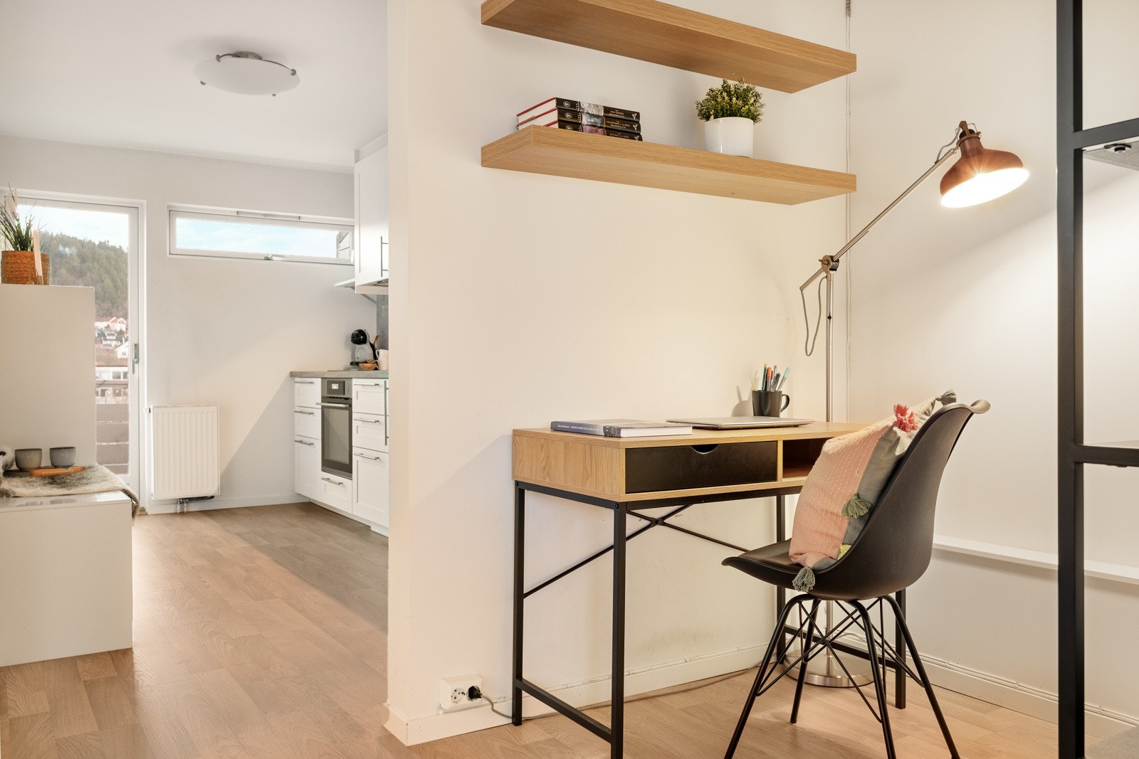 Plass til en praktisk kontorløsning mellom stue- og kjøkkenløsningen. Galleribilde