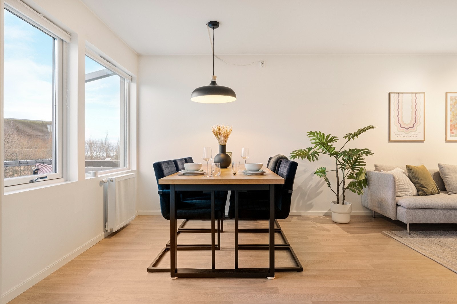 Vindusflatene tilbyr rikelig med naturlig innlys, som bidrar til en innbydende tone til rommet. Galleribilde