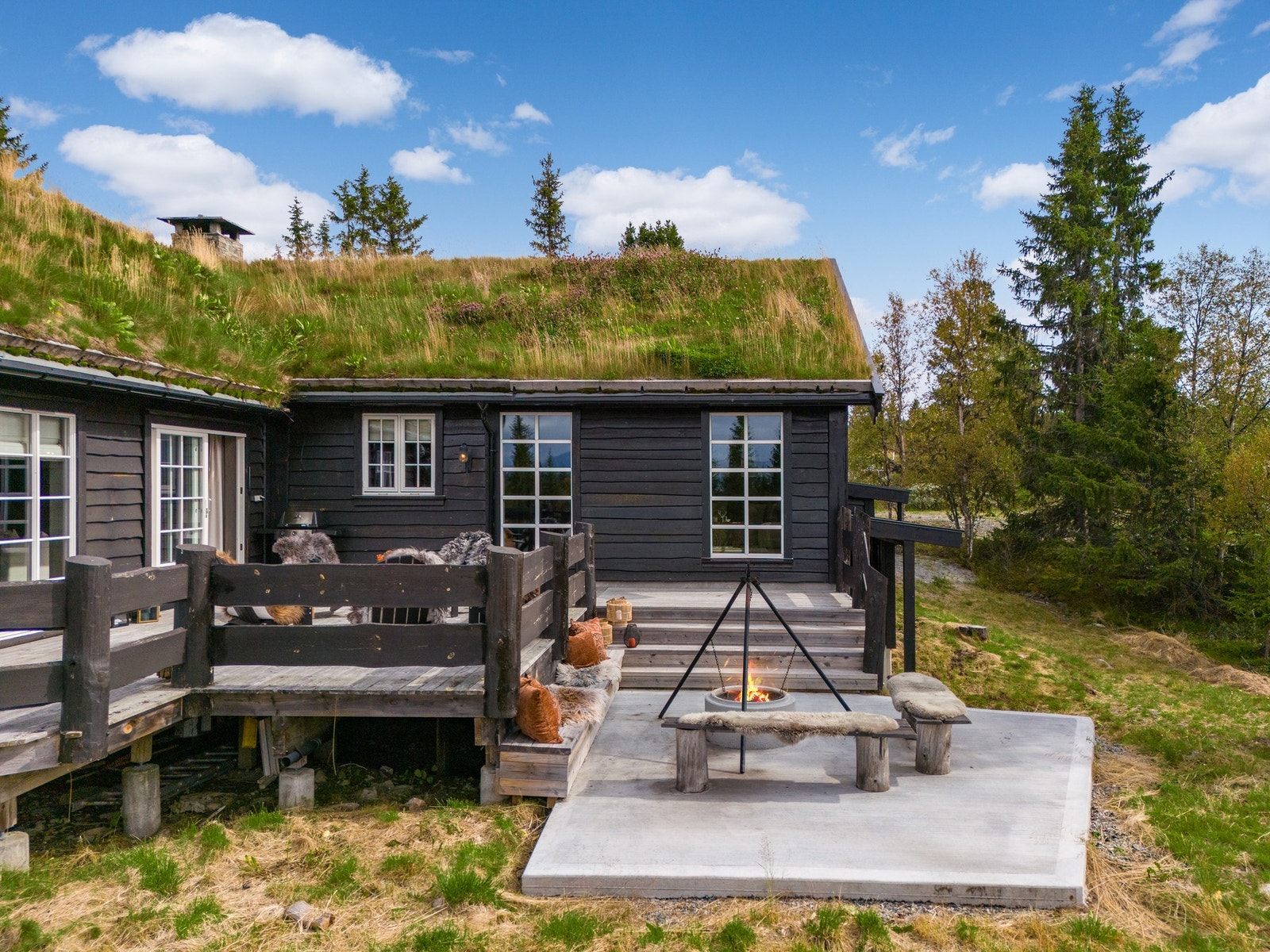 Solrikt uteområde med god plass til flere sittegrupper i soner. Galleribilde
