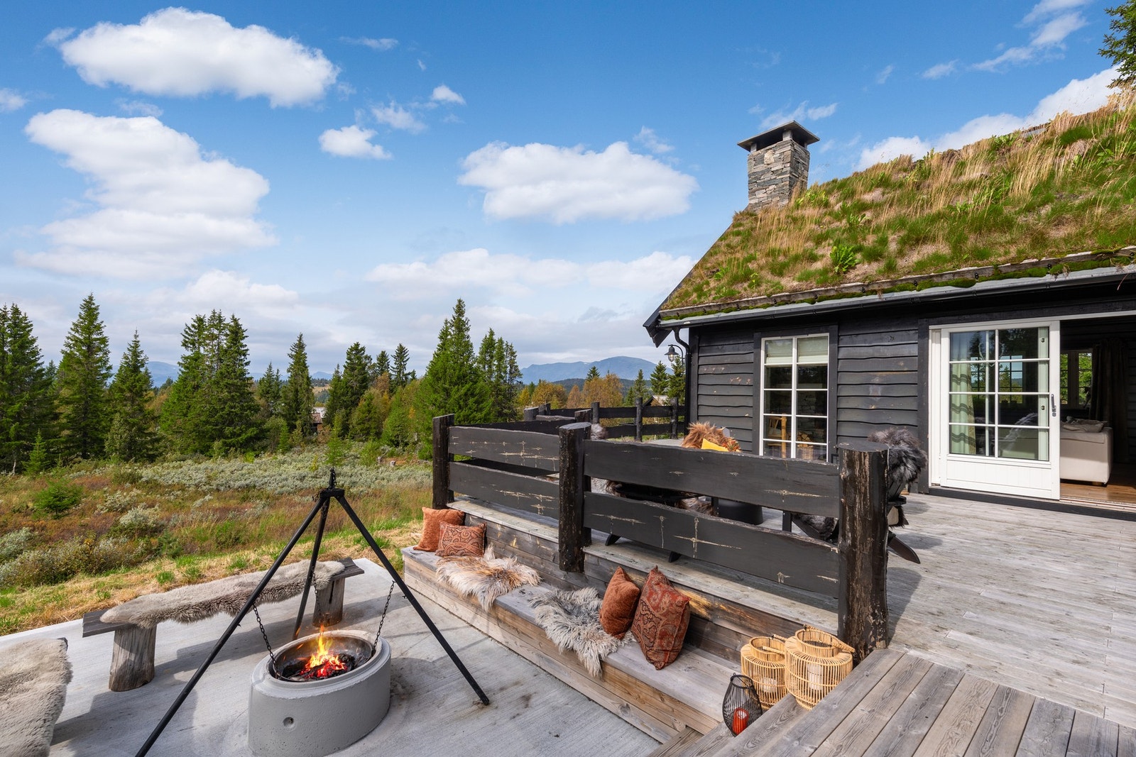 Hyggelig sittegruppe rundt bålet. Galleribilde