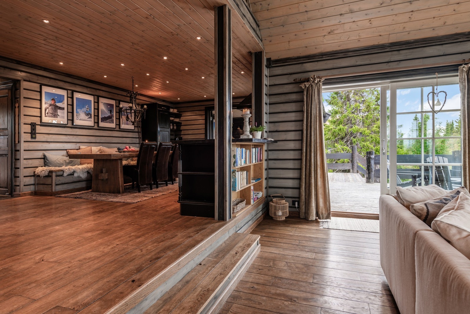 Fra stuen er det utgang til et herlig uteområde med stor terrasse. Galleribilde