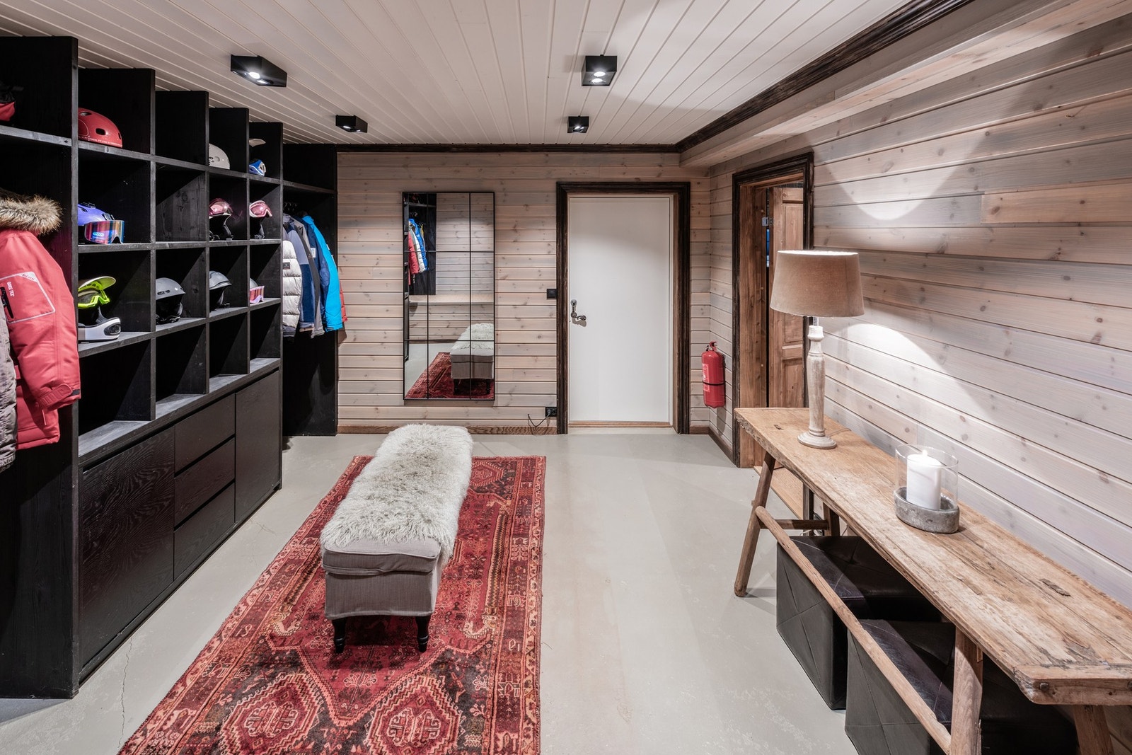 Utgang til uteområdet og trappeløp til hovedinngangen. Galleribilde
