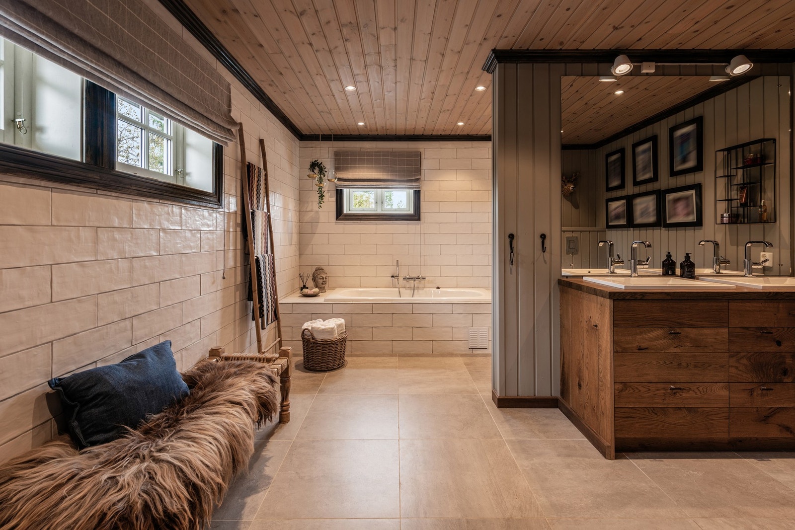 Dette elegante og innbydende badet, i direkte tilknytning til hovedsoverommet, kombinerer moderne funksjonalitet og spa følelse. Galleribilde