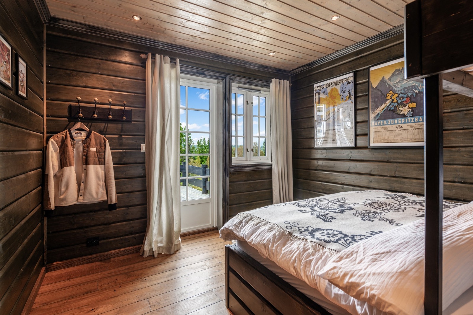Soverom 1 med herlig utsikt og egen utgang til terrassen. Galleribilde
