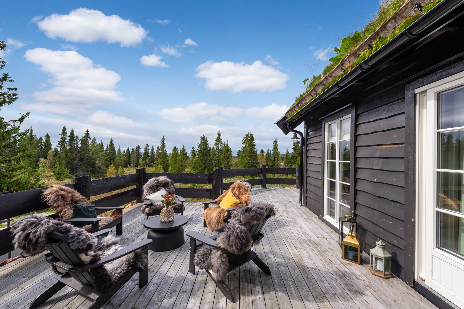 Stor terrasse på hele 90 kvm. som går rundt store deler av hytten. Galleribilde