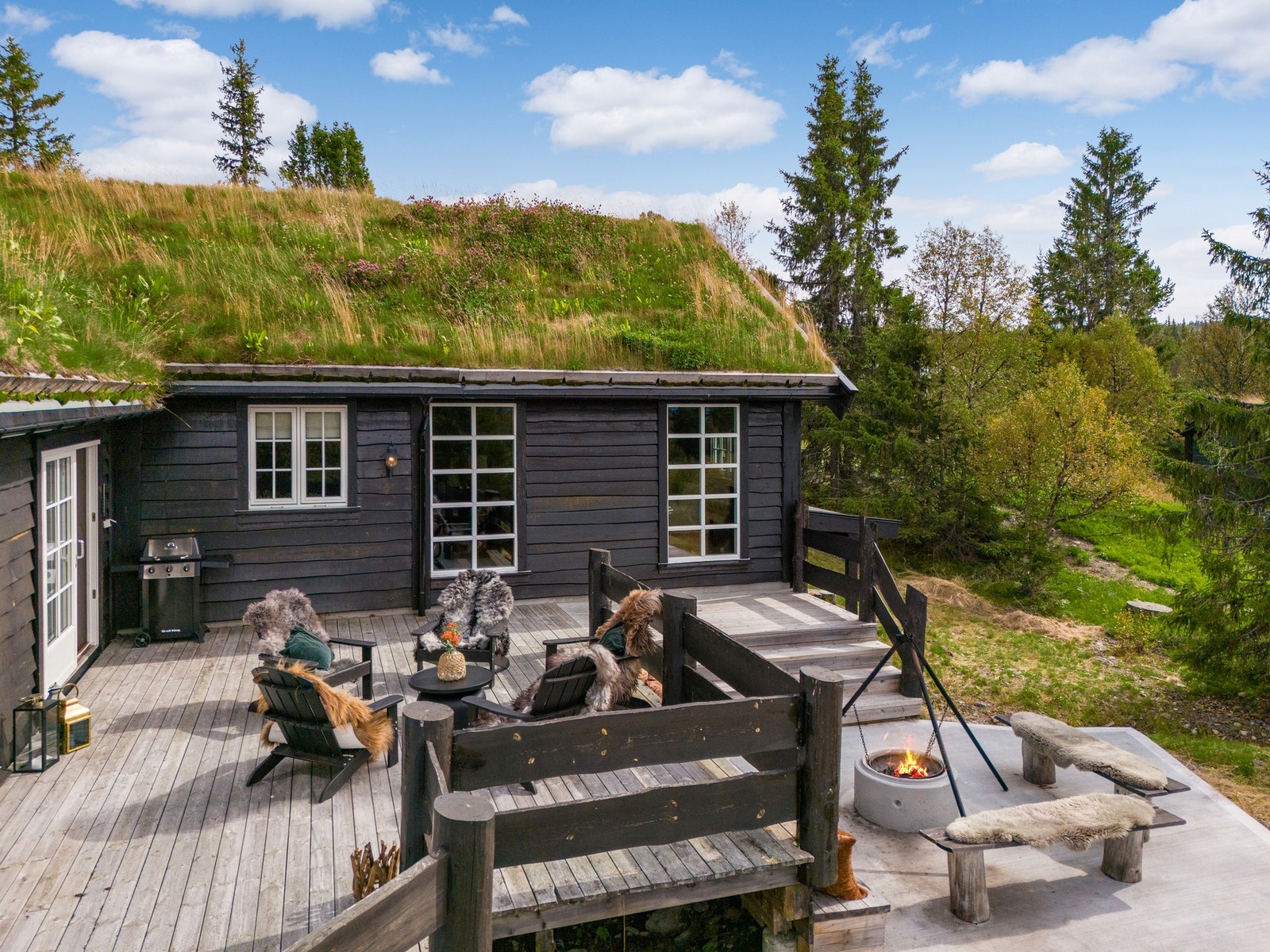 Her får du en solrik terrasse på hele ca. 133 m² - i tillegg til romslig platting. Med flere soner og fantastisk utsikt kan du nyte dagene ute, uansett værretning eller sesong. Galleribilde