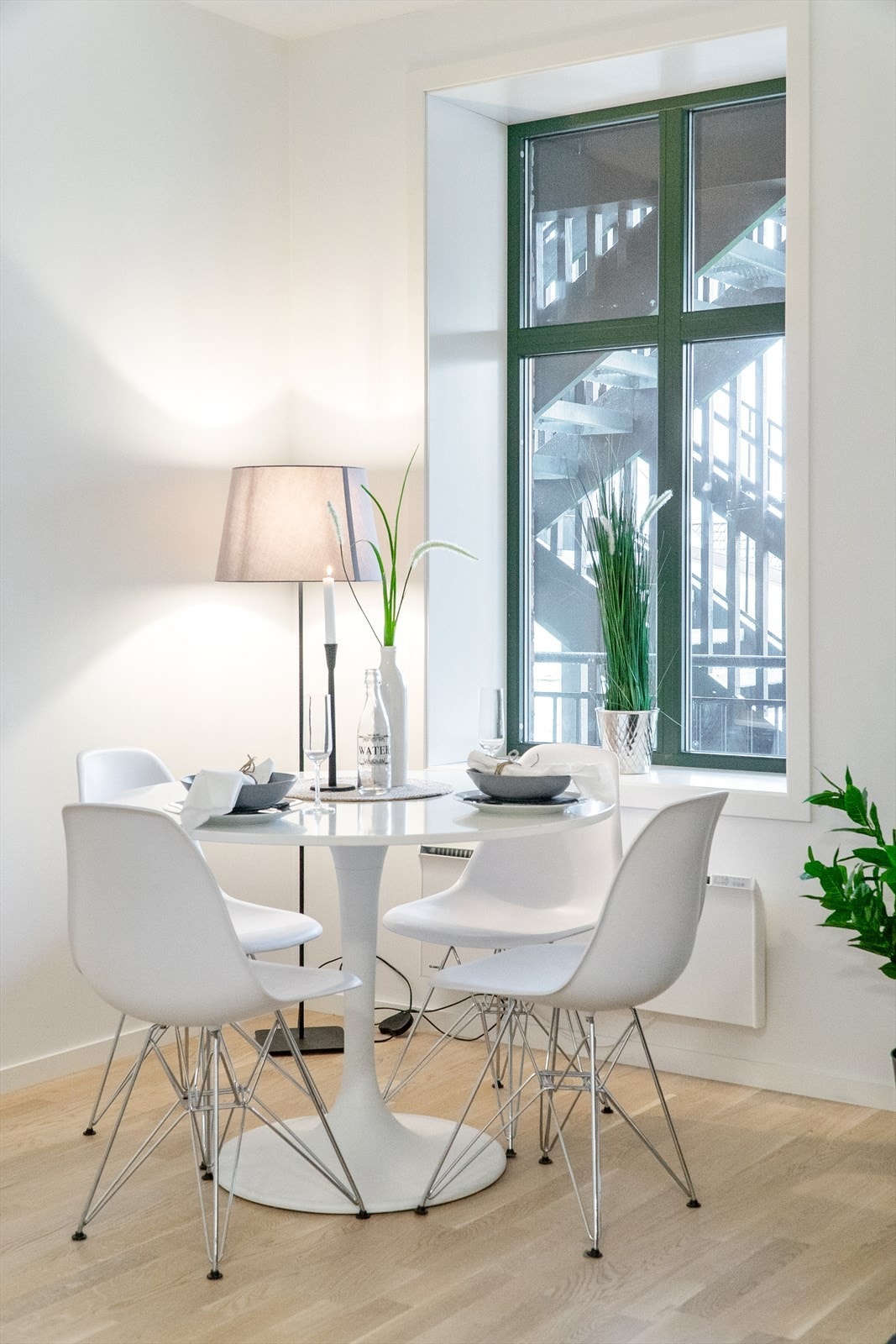 Hyggelig spiseplass med store flotte vinduer som gir mye naturlig lys. Galleribilde