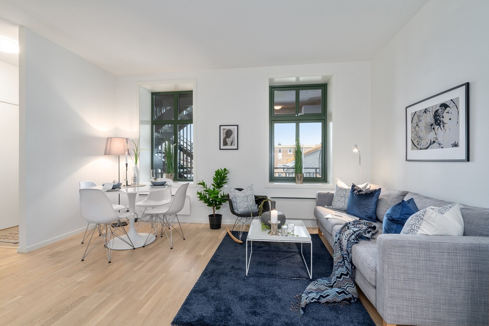 Plass til både sofakrok og spisebord. Galleribilde