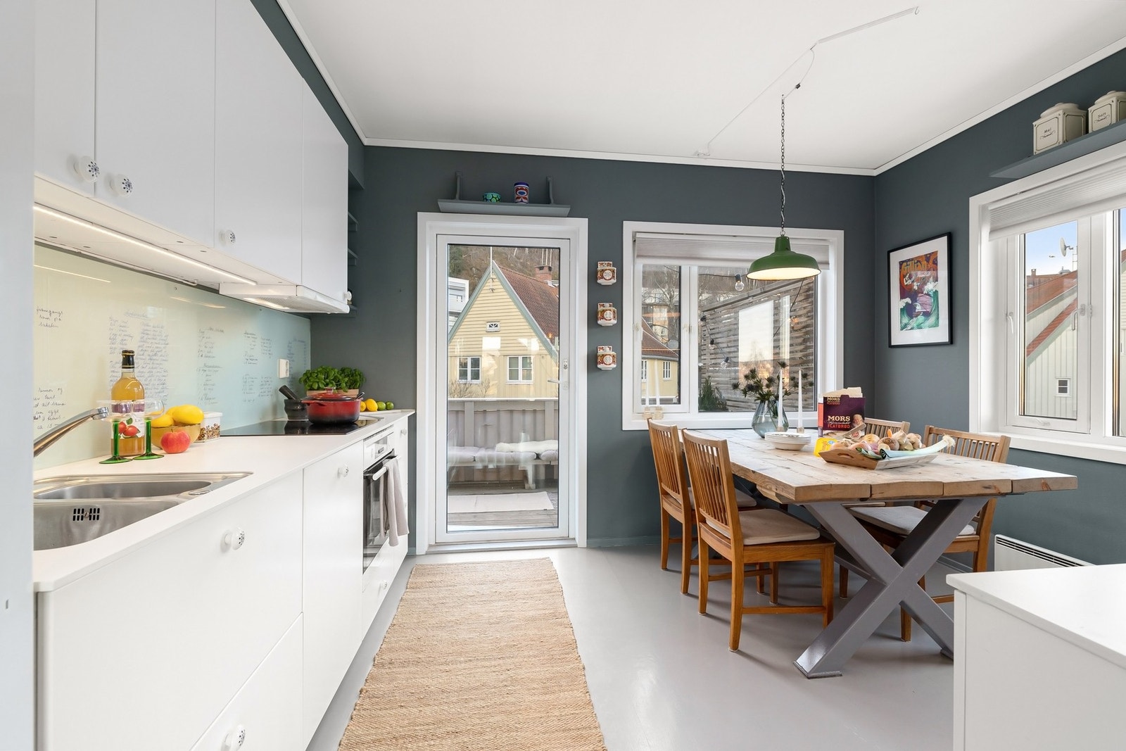 Kjøkkenet er omkranset av store vindusflater som er med på å skape et fantastisk innvendig lysforhold Galleribilde