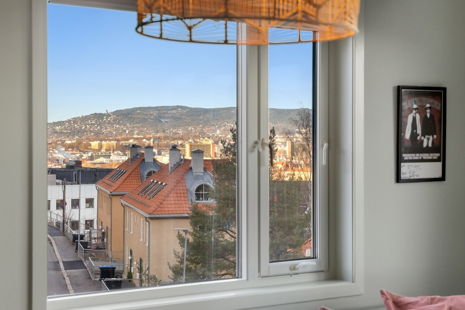 Utsikt fra stuevindu dag Galleribilde