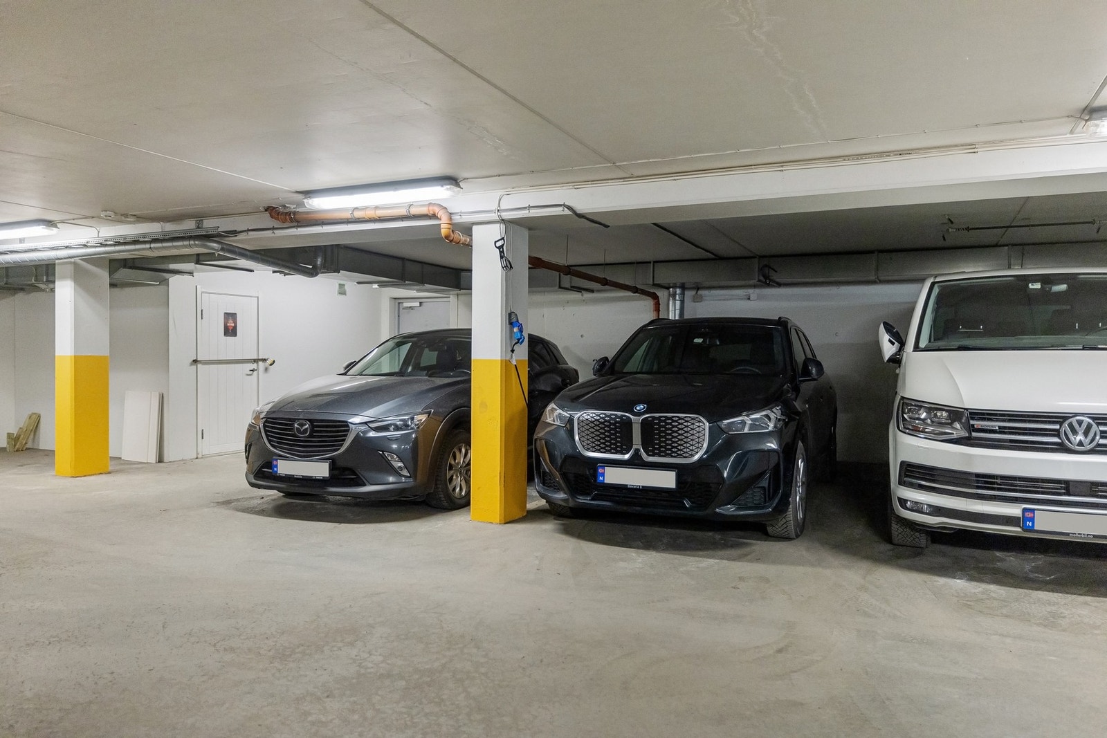 Boligen disponerer en plass i felles garasjeanlegg Galleribilde