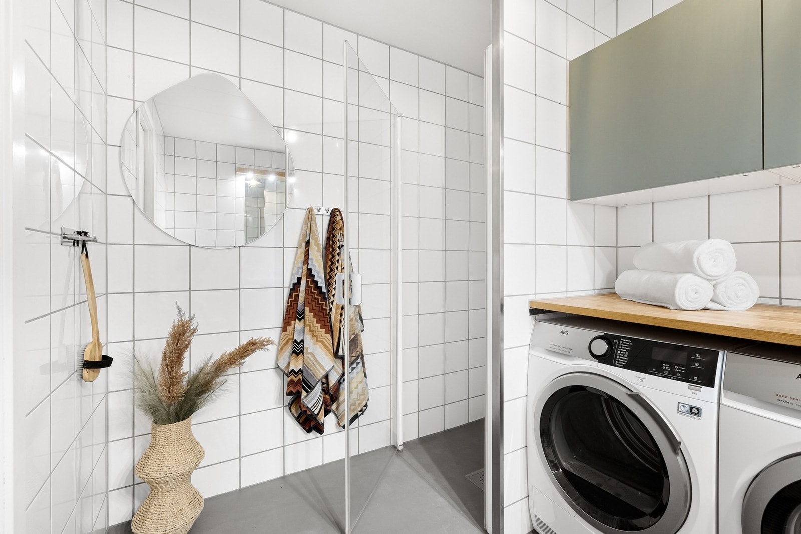 Bad med mikrosement på gulv Galleribilde