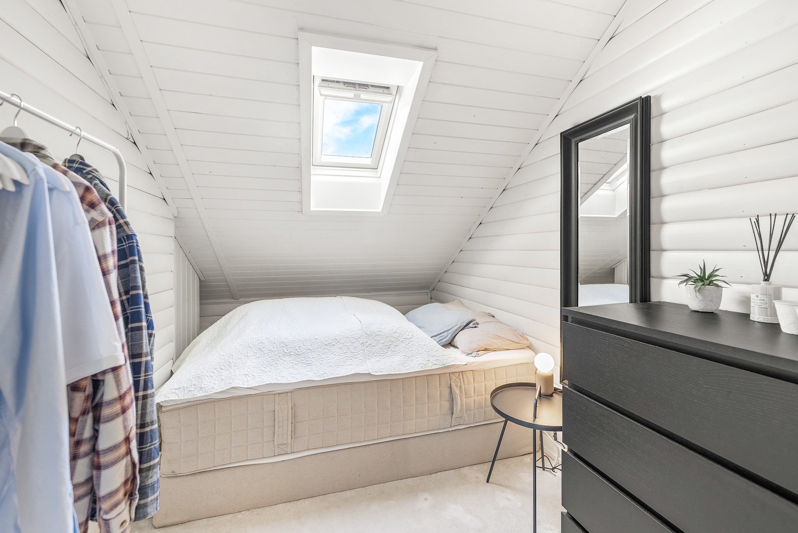 Boligen har en trivelig sovealkove. Her er det fint plass til en seng, nattbord og annet ønsket møblement. Galleribilde