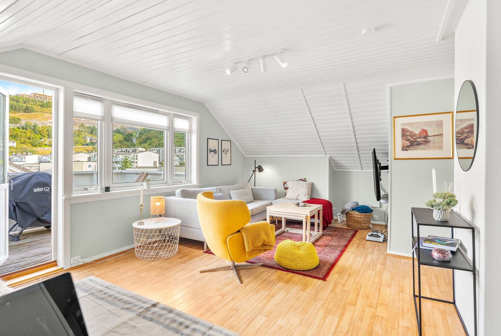 Her er det god plass til en sofagruppe og TV med tilhørende møblement. Galleribilde