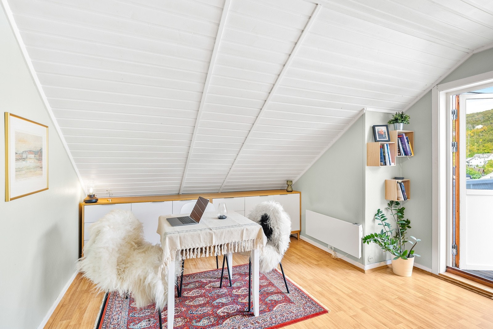 Det er plass til et spisebord med tilhørende stoler- et naturlig samlingspunkt for hyggelige måltider. Galleribilde