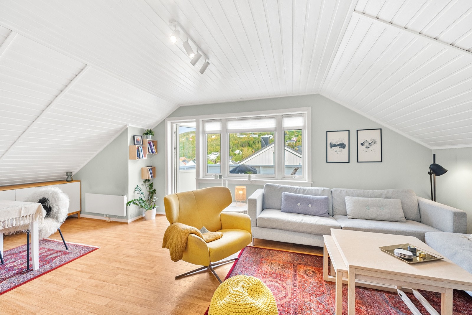 Borettslaget har en flott og opparbeidet hage. Galleribilde