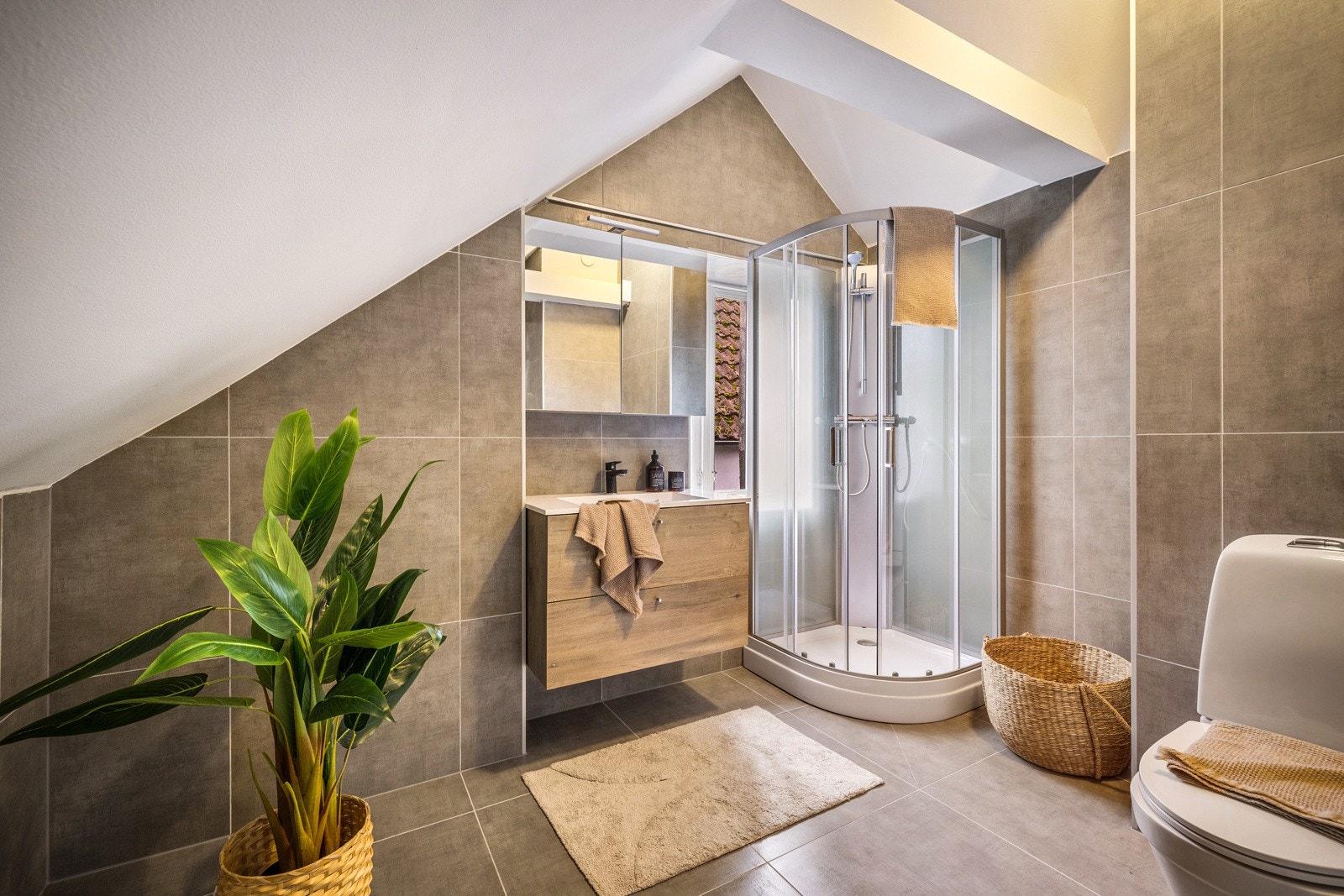 Innbydende bad med nye fliser og innredning. Galleribilde