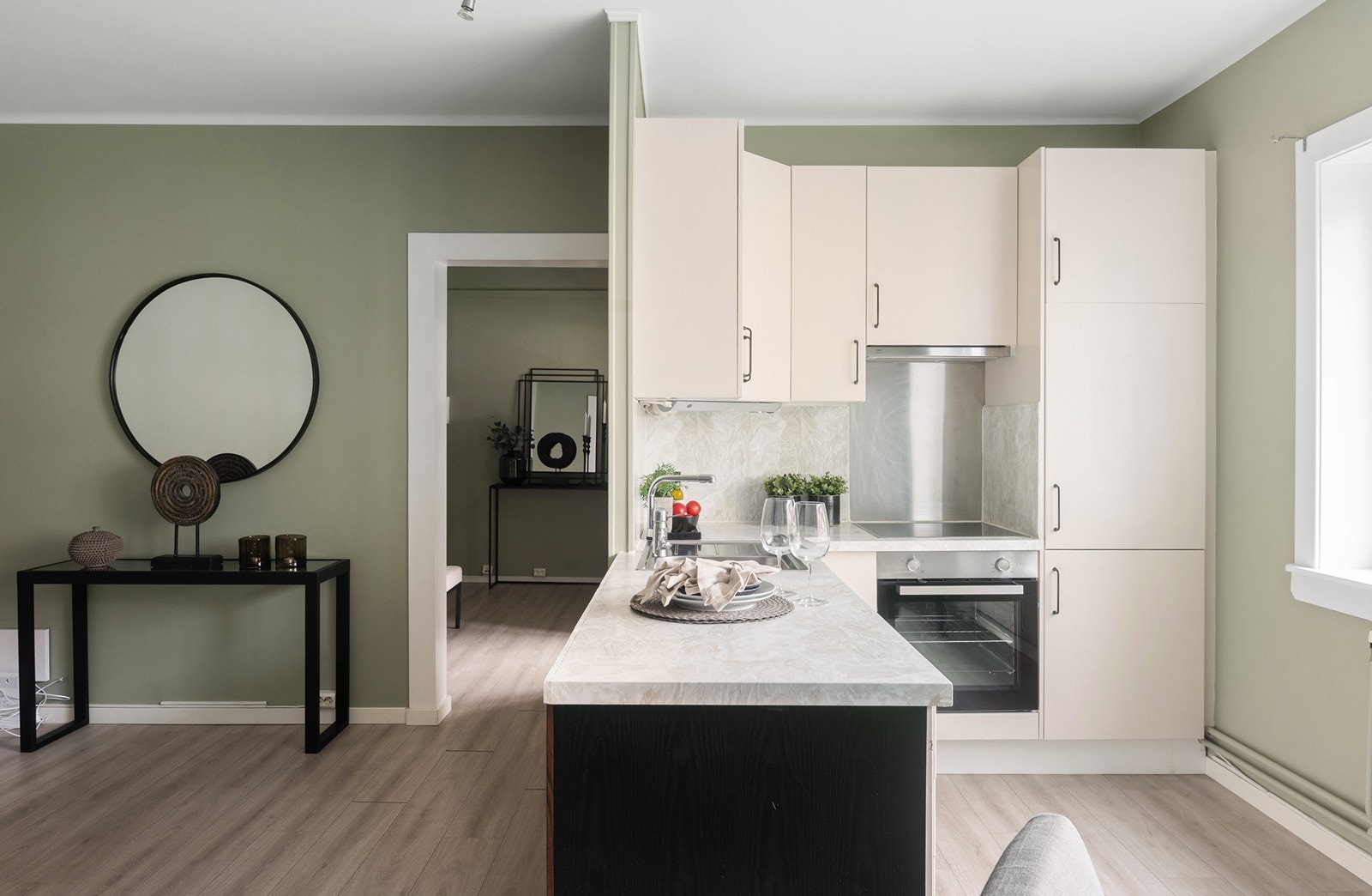 Åpent tidsmessig kjøkkendesign med en god og sosial benkeplass Galleribilde